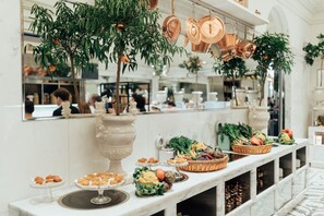 S'hi serveixen esmorzars, dinars, sopars i esmorzars-dinars