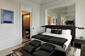 Premium bedding, minibar, in-room safe, individually decorated - The St. Regis Rome (Rome)