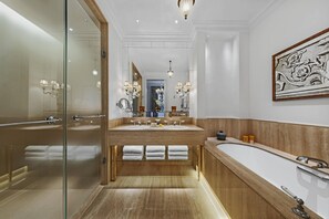Separat badekar og dusj, designertoalettartikler, hårføner og badekåper