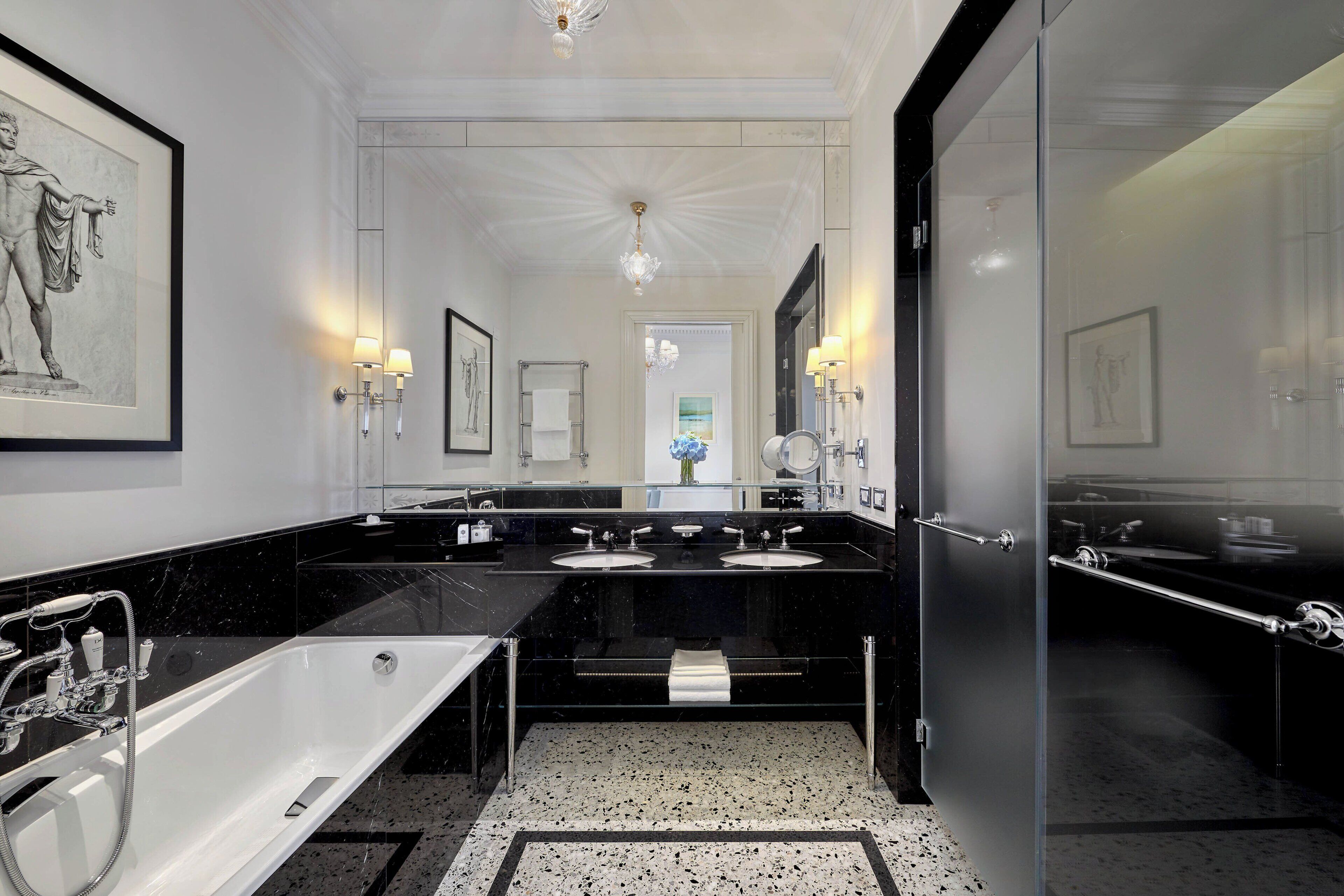 Un bagno lussuoso con una grande vasca da bagno, due lavabi e una cabina doccia in vetro.