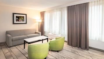 Roupas de cama premium, cofres nos quartos, escrivaninha