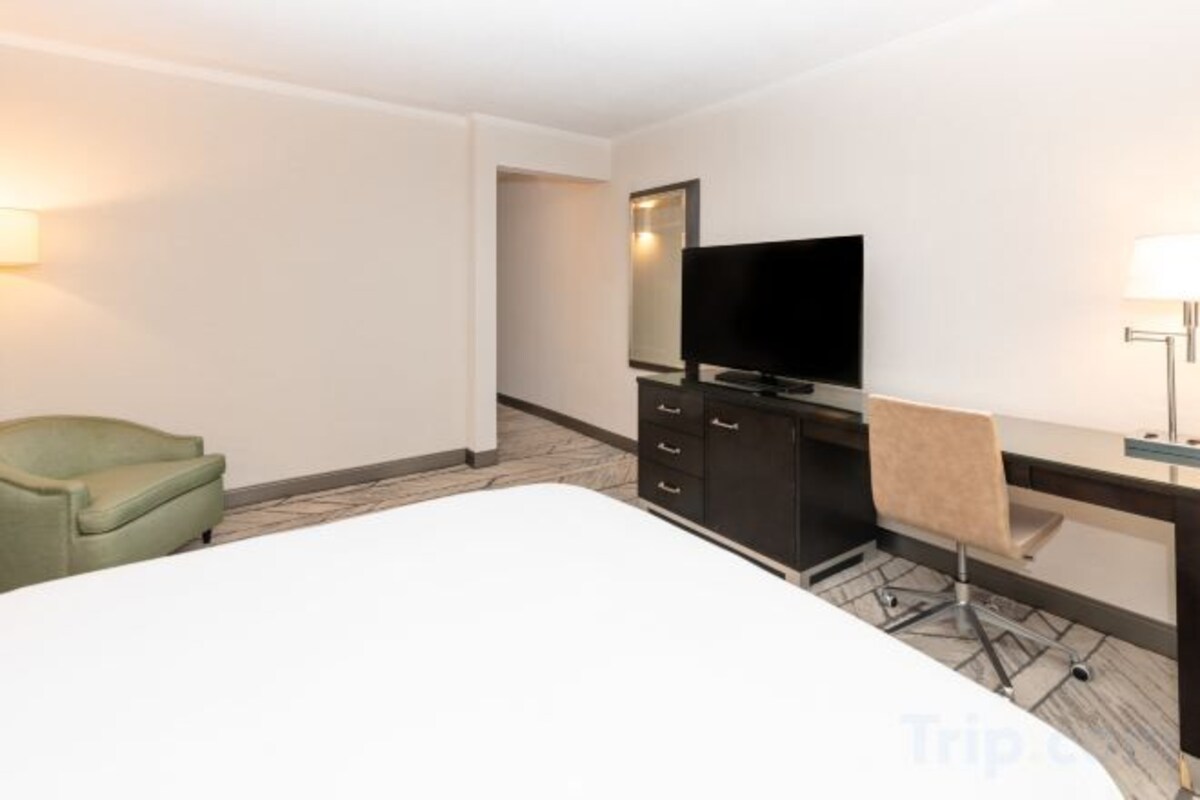 Premium bedding, in-room safe, desk, laptop workspace