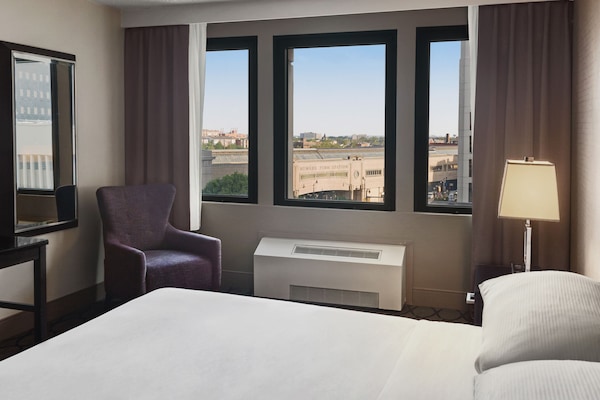 Premium bedding, in-room safe, desk, laptop workspace