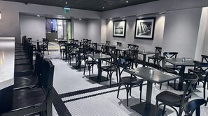 Breakfast, lunch and dinner served - DoubleTree by Hilton Newark Penn Station (Newark)