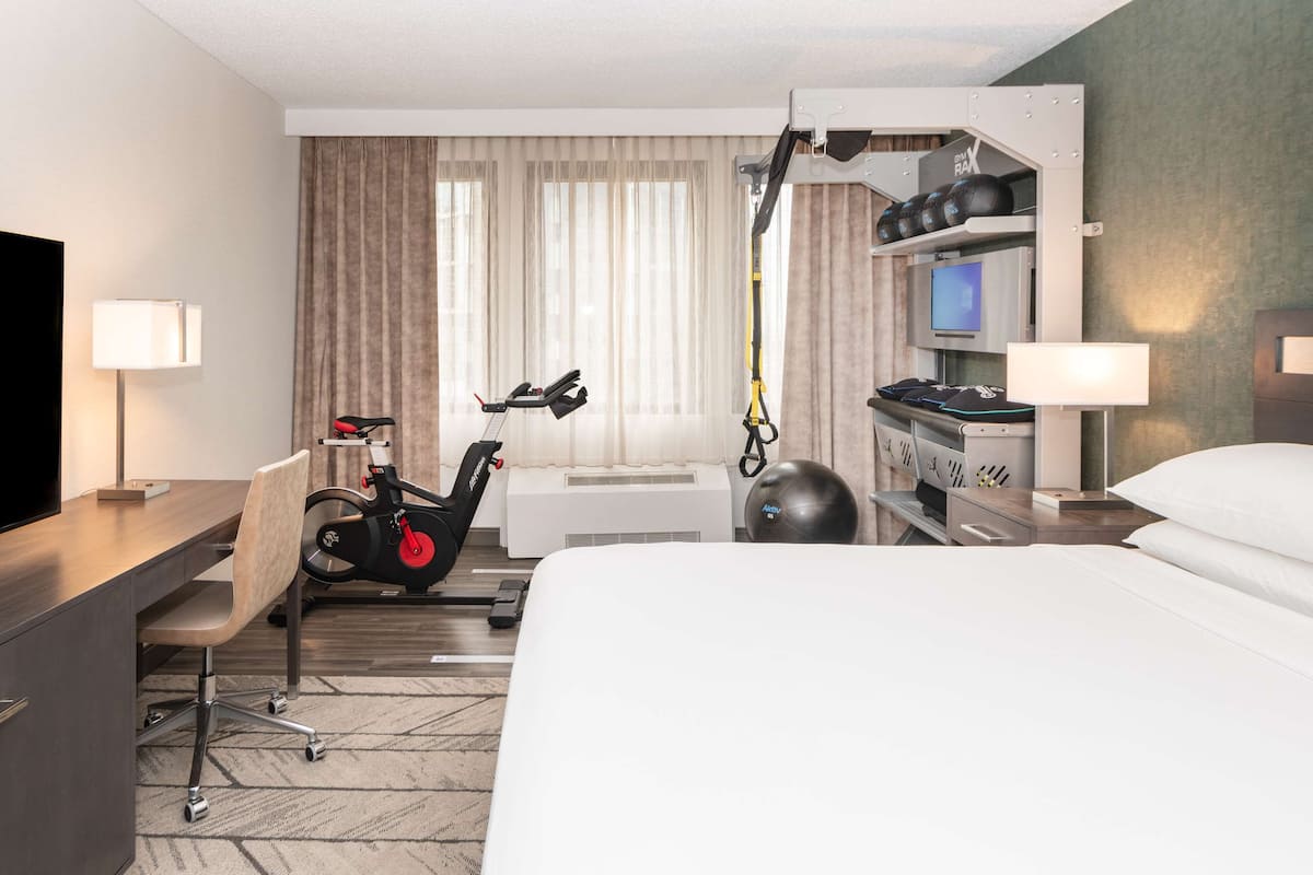 Habitación, 1 cama King size (Fitness) | Ropa de cama de alta calidad y caja de seguridad en la habitación