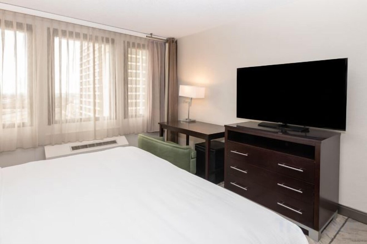 Premium bedding, in-room safe, desk, laptop workspace