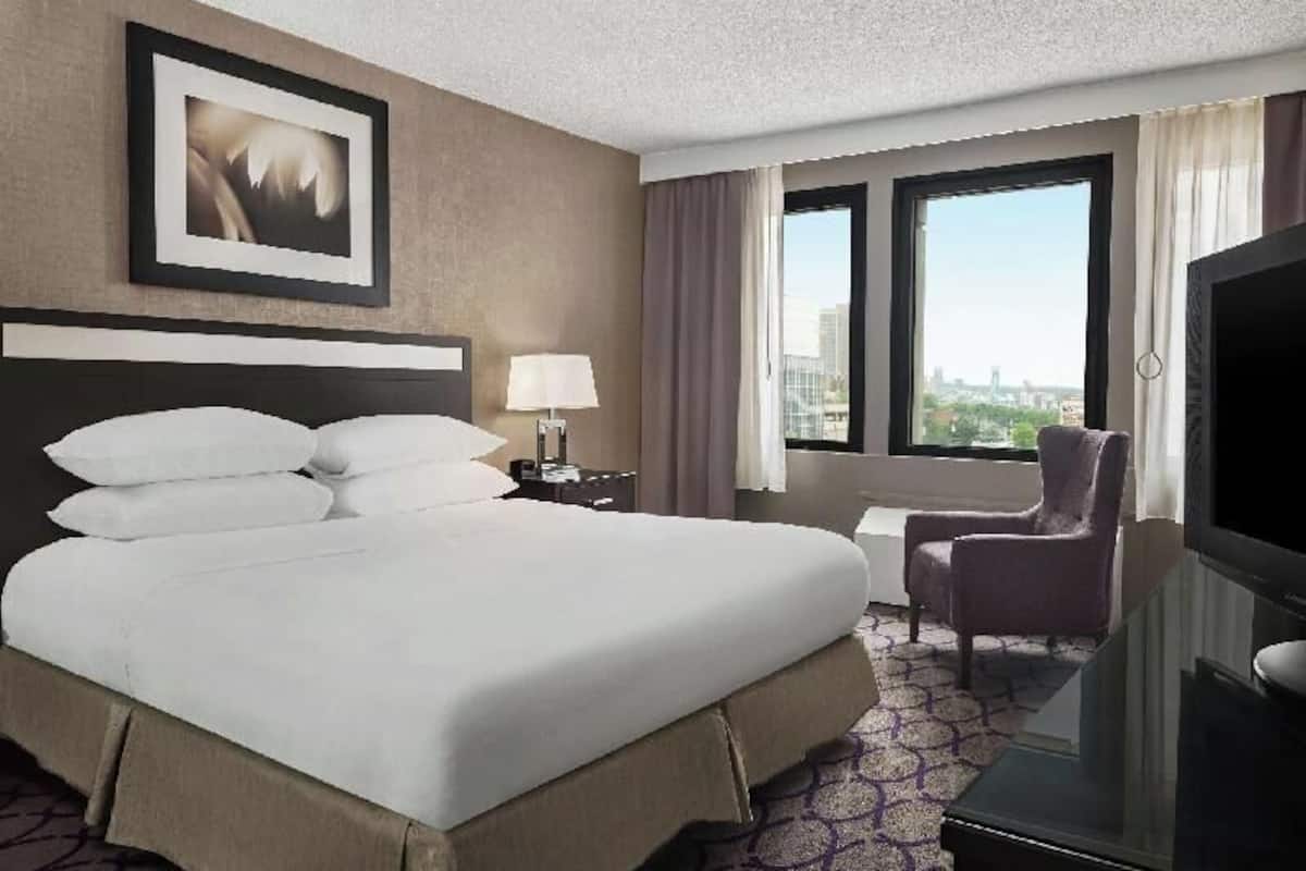 Premium bedding, in-room safe, desk, laptop workspace