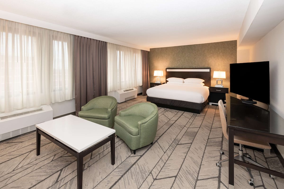 Suite, 1 cama King size (Parlor) | Ropa de cama de alta calidad y caja de seguridad en la habitación