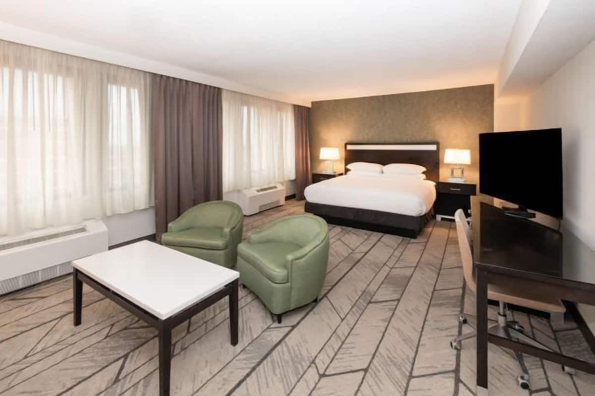 Ropa de cama de alta calidad y caja de seguridad en la habitación