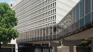 Un edificio moderno con fachada de entramado y el nombre "DOUBLETREE" bien visible.