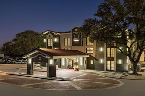 Classic hotel with a central entrance and well-maintained grounds.