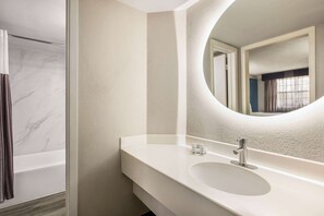 Tina con regadera, amenidades de baño gratuitas, secadora de cabello 