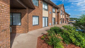 A multi-story brick building with a covered walkway and a parking area. - Comfort Inn New Glasgow - Stellarton (New Glasgow)