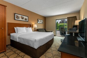 舒适客房, 1 张大床和 1 张沙发床 (Upper Floor, Stair Access Only) | 高档床上用品、办公桌、遮光窗帘、熨斗/熨衣板