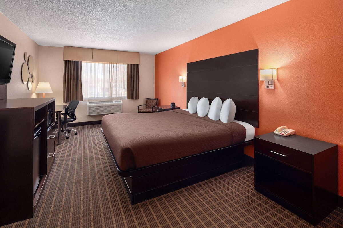 Room, 1 King Bed, Non Smoking | In-room safe, desk, iron/ironing board, free WiFi
