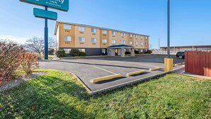 A hotel with a sign reading "Quality Inn by Choice Hotels," a parking lot, and a building with multiple windows. - Quality Inn Dubuque on Hwy 20 (Dubuque)