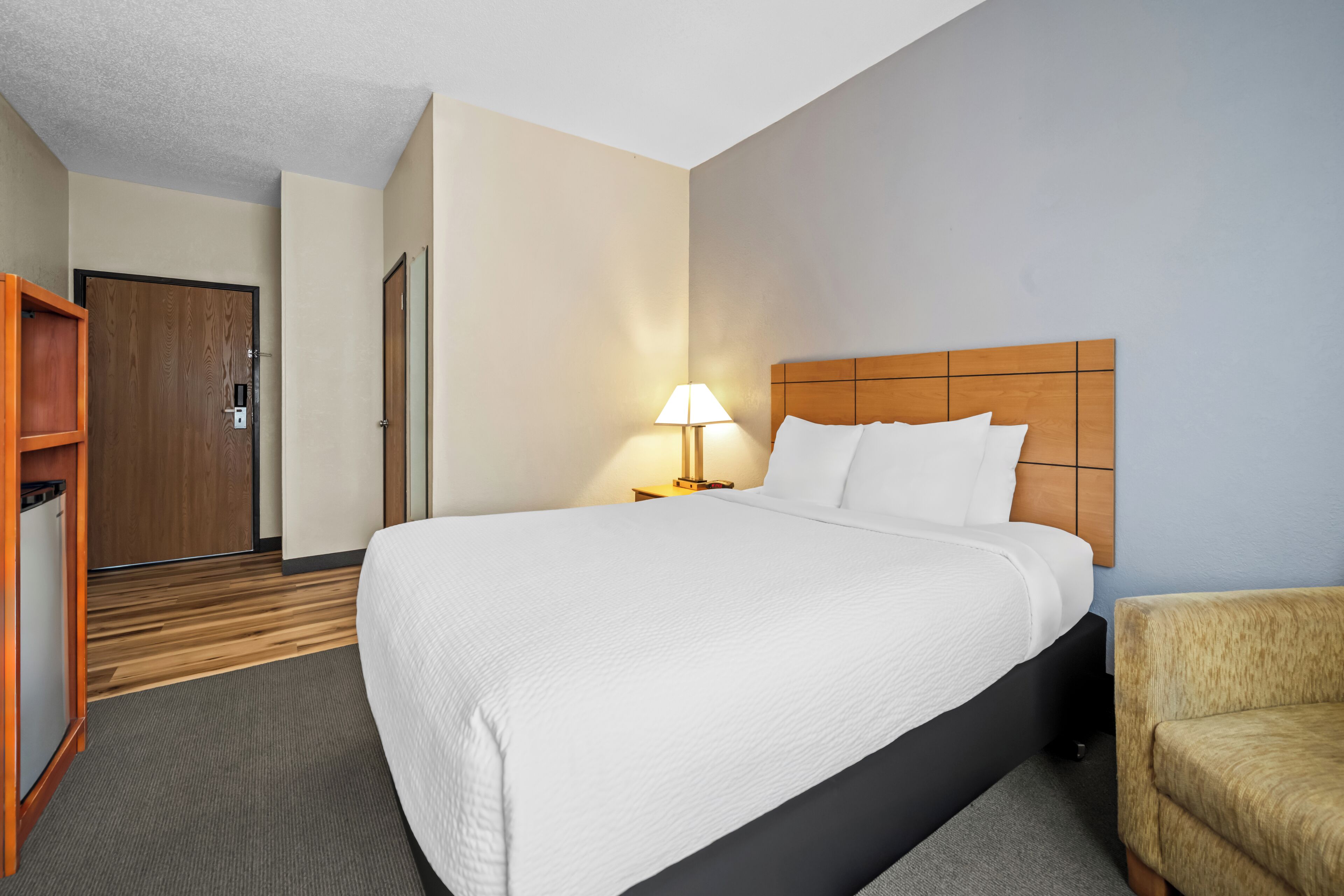 Standard Room, 1 Queen Bed, Non Smoking | Premium bedding, in-room safe, blackout drapes, free WiFi