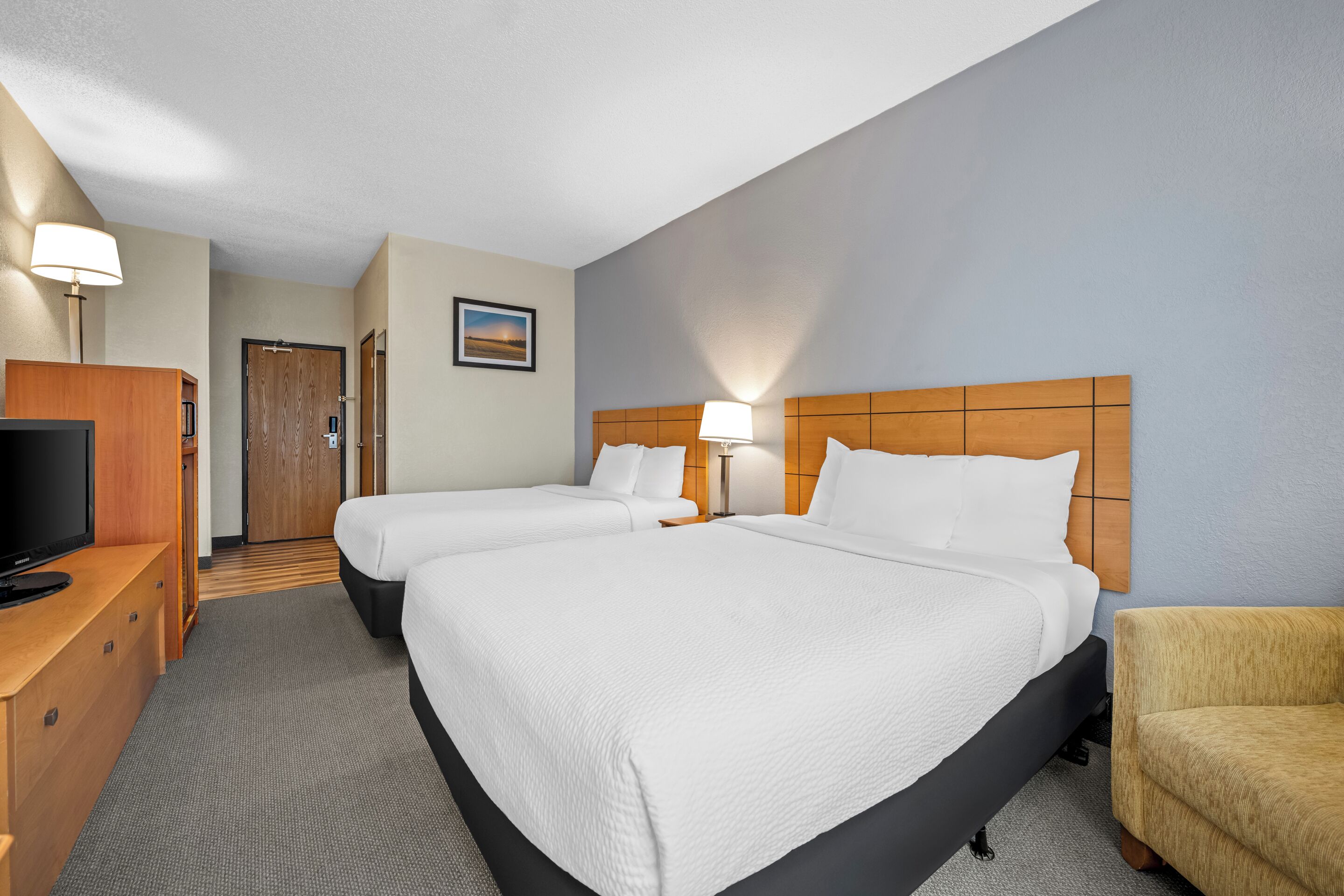 Premium bedding, in-room safe, blackout curtains, free WiFi