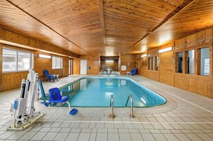 Una piscina cubierta