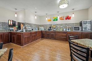 Free daily full breakfast - Quality Inn Dubuque on Hwy 20 (Dubuque)