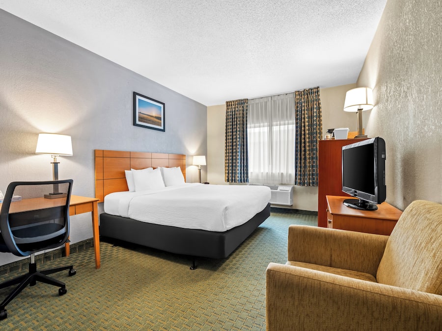 Room, 1 King Bed, Accessible, Non Smoking | Premium bedding, in-room safe, blackout drapes, free WiFi