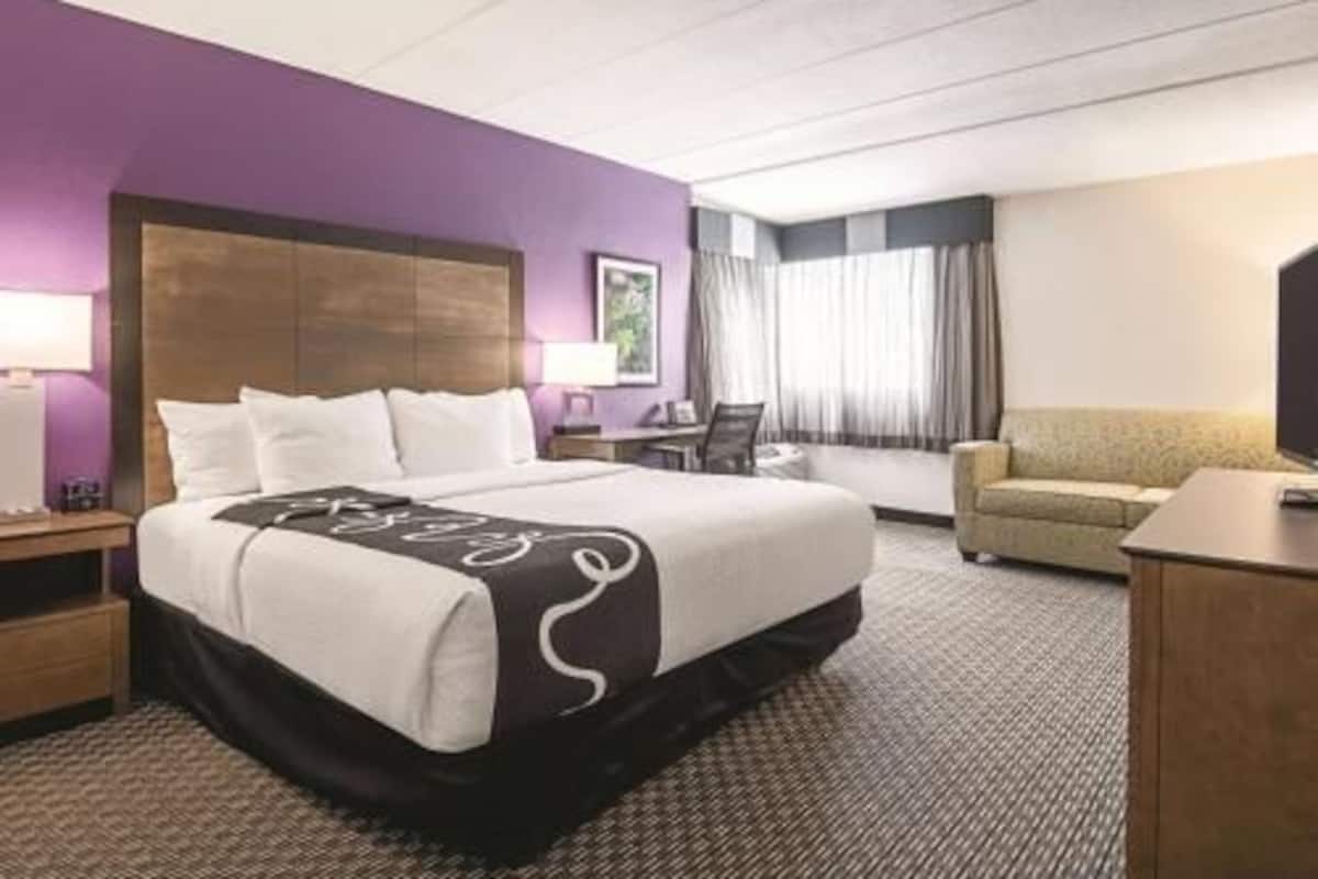 Desk, iron/ironing board, free WiFi, bed sheets