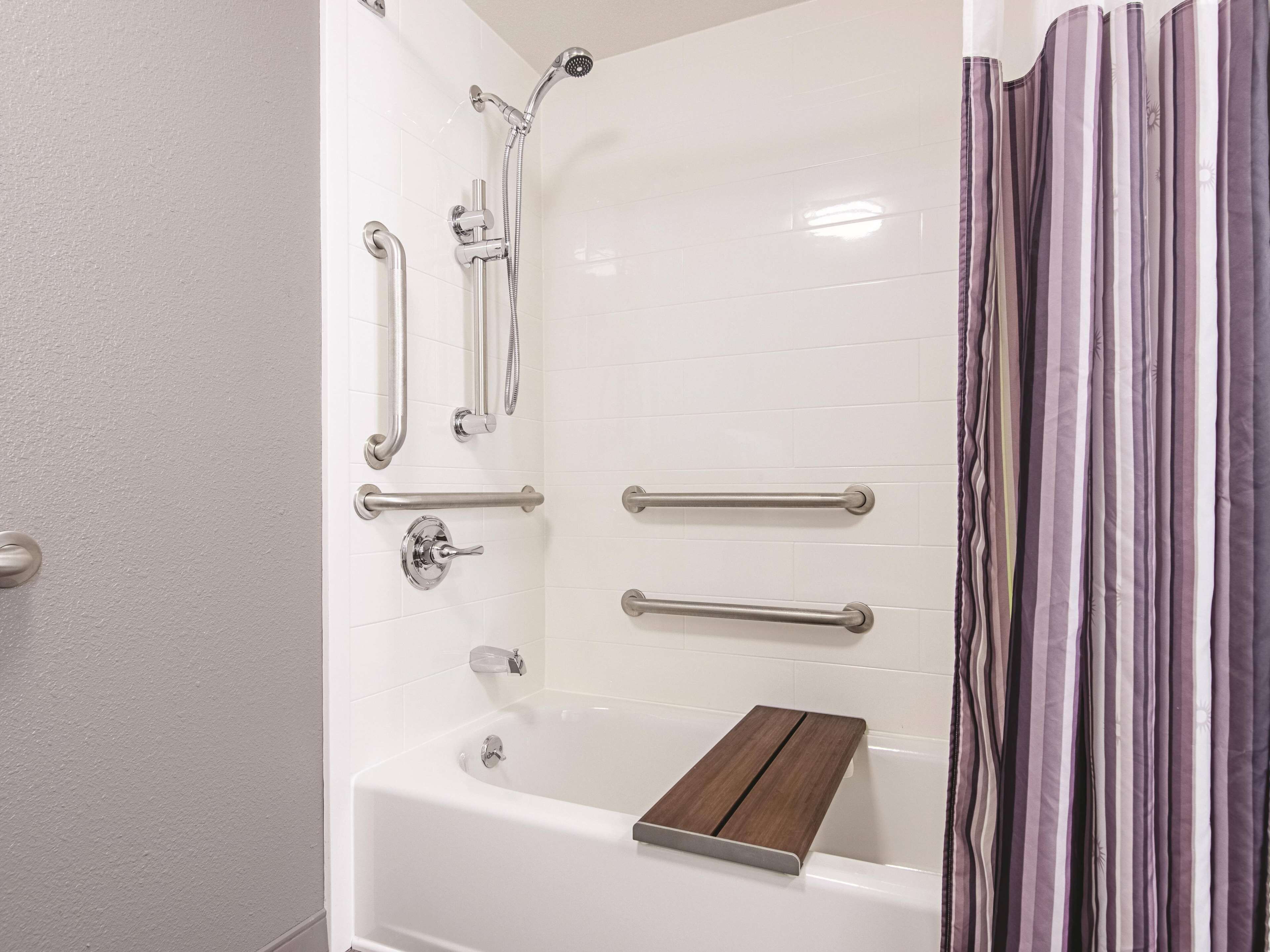 room, 1 king bed, accessible, non smoking | bathroom | free toiletries, hair dryer, towels