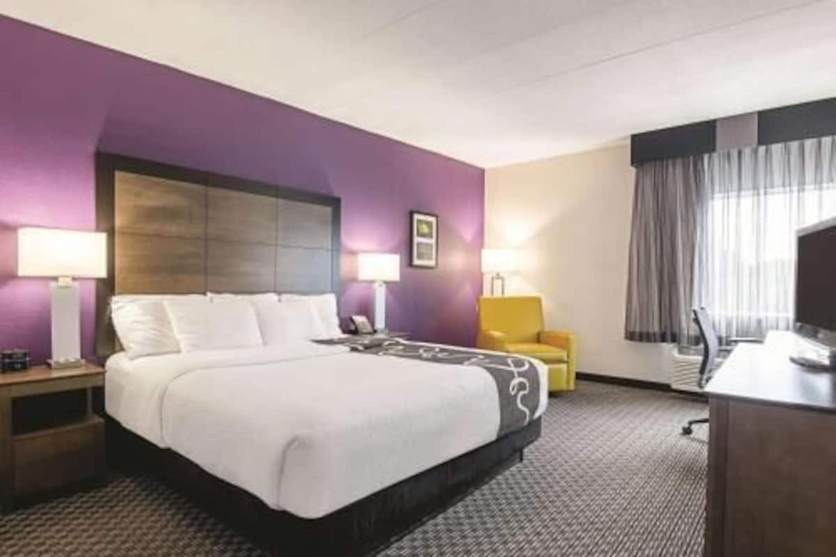Desk, iron/ironing board, free WiFi, bed sheets