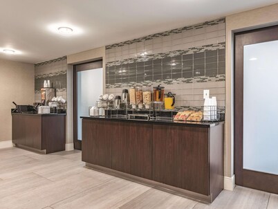La Quinta Inn & Suites by Wyndham Portland DT/Maine Med