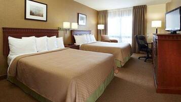 Schreibtisch, Verdunkelungsvorhänge, Bügeleisen/Bügelbrett