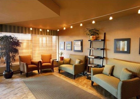 Lobby. Quality Inn & Suites P.E. Trudeau Airport
