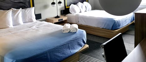 Decoración personalizada, muebles diferentes, escritorio y wifi gratis