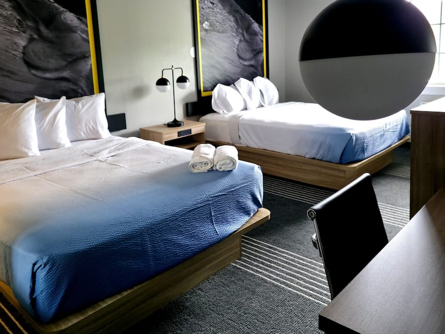 Decoración personalizada, muebles diferentes, escritorio y wifi gratis