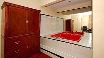 Romantic Single Room, 1 King Bed | Bathroom | Bathtub, free toiletries, towels