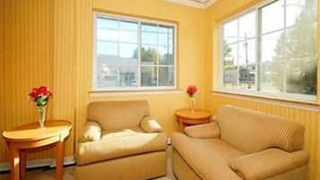 Romantic Single Room, 1 King Bed | Living room