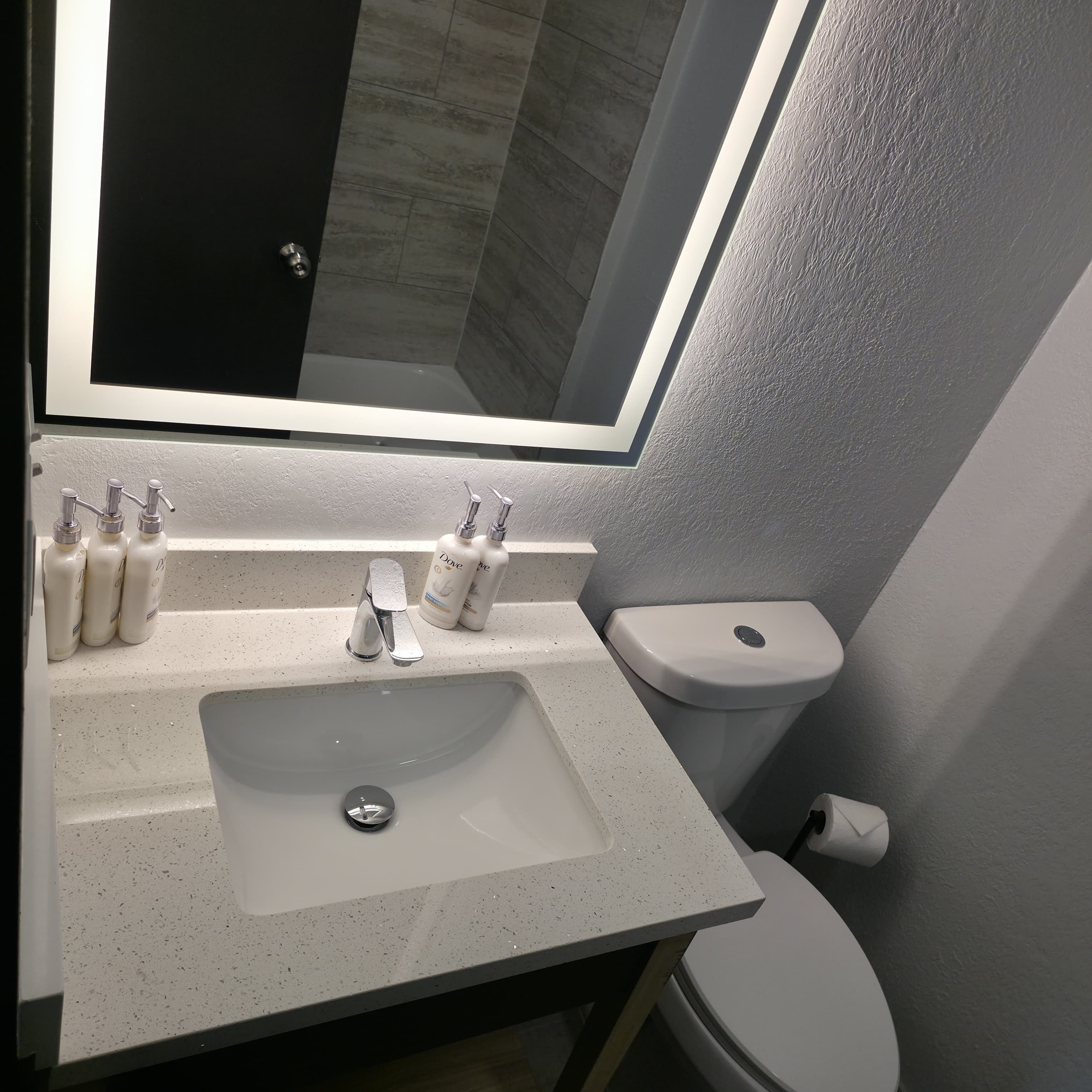 Tina, amenidades de baño gratuitas, toallas 