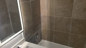 Bathtub, free toiletries, towels