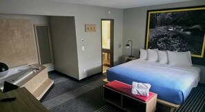 Individually decorated, individually furnished, desk, free WiFi - Super 8 by Wyndham Monticello NY (Monticello)