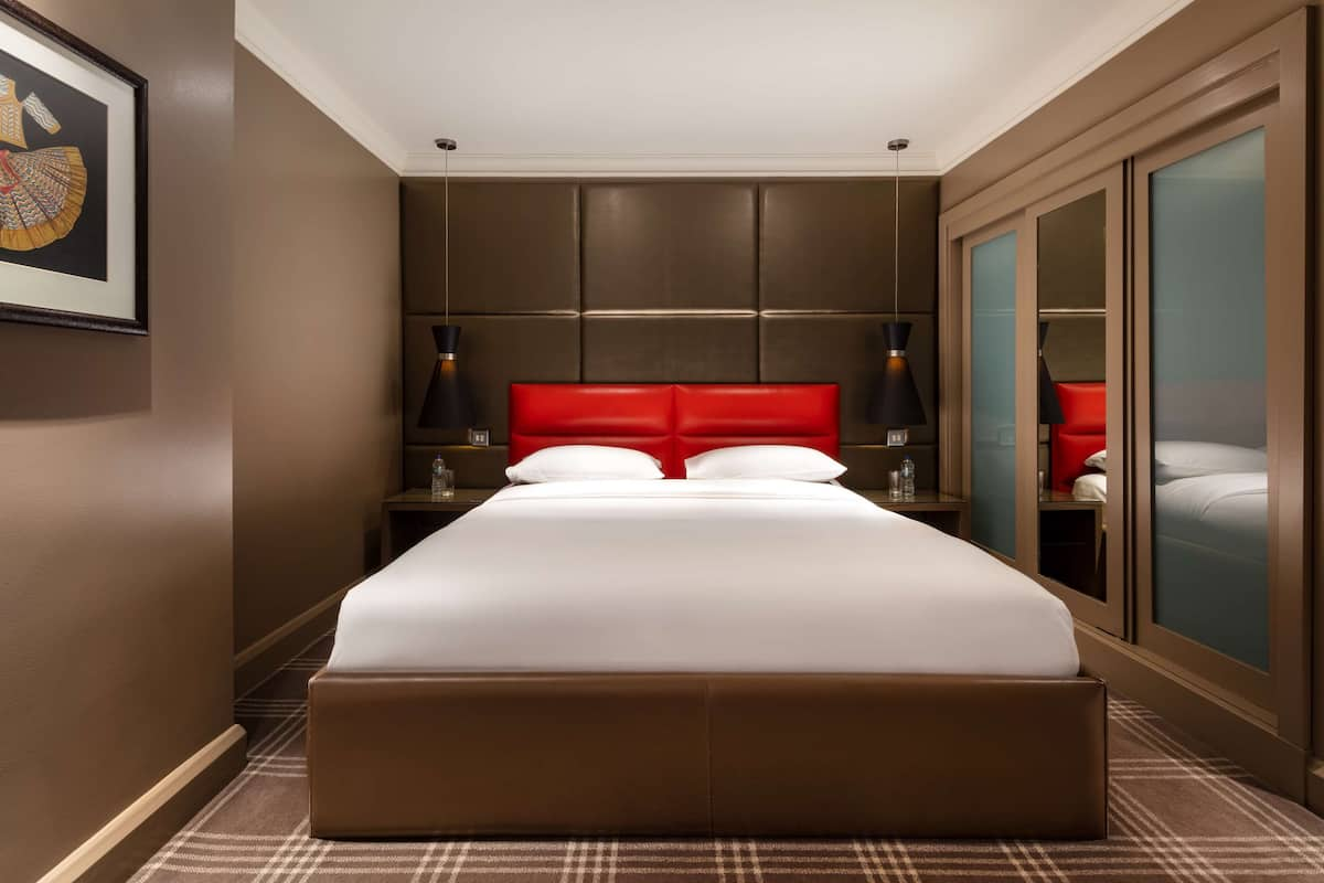 Premium Room | Egyptian cotton sheets, premium bedding, in-room safe, desk