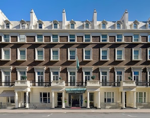 A row of townhouses with a prominent 'LONDON MARBLE ARCH' sign, uniform window designs, and a symmetrical facade. - Guild Hotel Marble Arch (London)