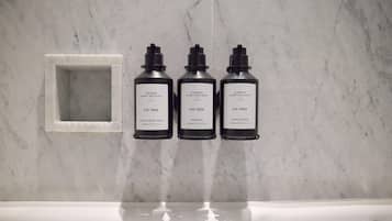 Tres productos de Urban Apothecary Fig Tree sobre una pared de mármol blanco.