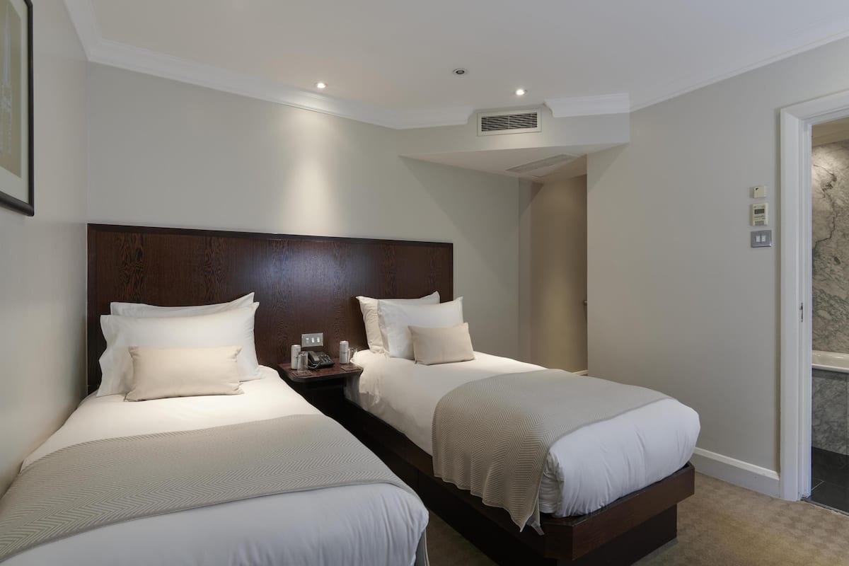 Habitación estándar con 2 camas individuales | Sábanas de algodón egipcio y ropa de cama de alta calidad