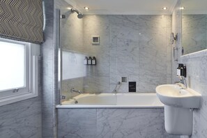 Designer toiletries, hair dryer, towels, soap - Radisson Blu Hotel, London Marble Arch (London)
