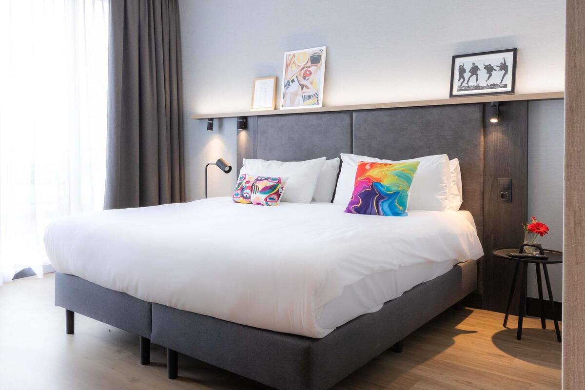 デラックス ルーム ダブルベッド 1 台 バルコニー | セーフティボックス (室内)、デスク、アイロン / アイロン台、WiFi (無料)
