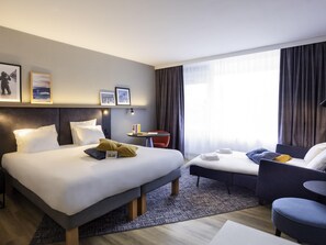 Perhehuone, 1 parisänky ja vuodesohva, parveke | Tallelokero huoneessa, työpöytä, silitysrauta/-lauta, ilmainen Wi-Fi