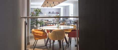 Petit déjeuner buffet (18.50 EUR par personne)