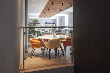 Desayuno buffet diario (EUR 18.50 por persona)