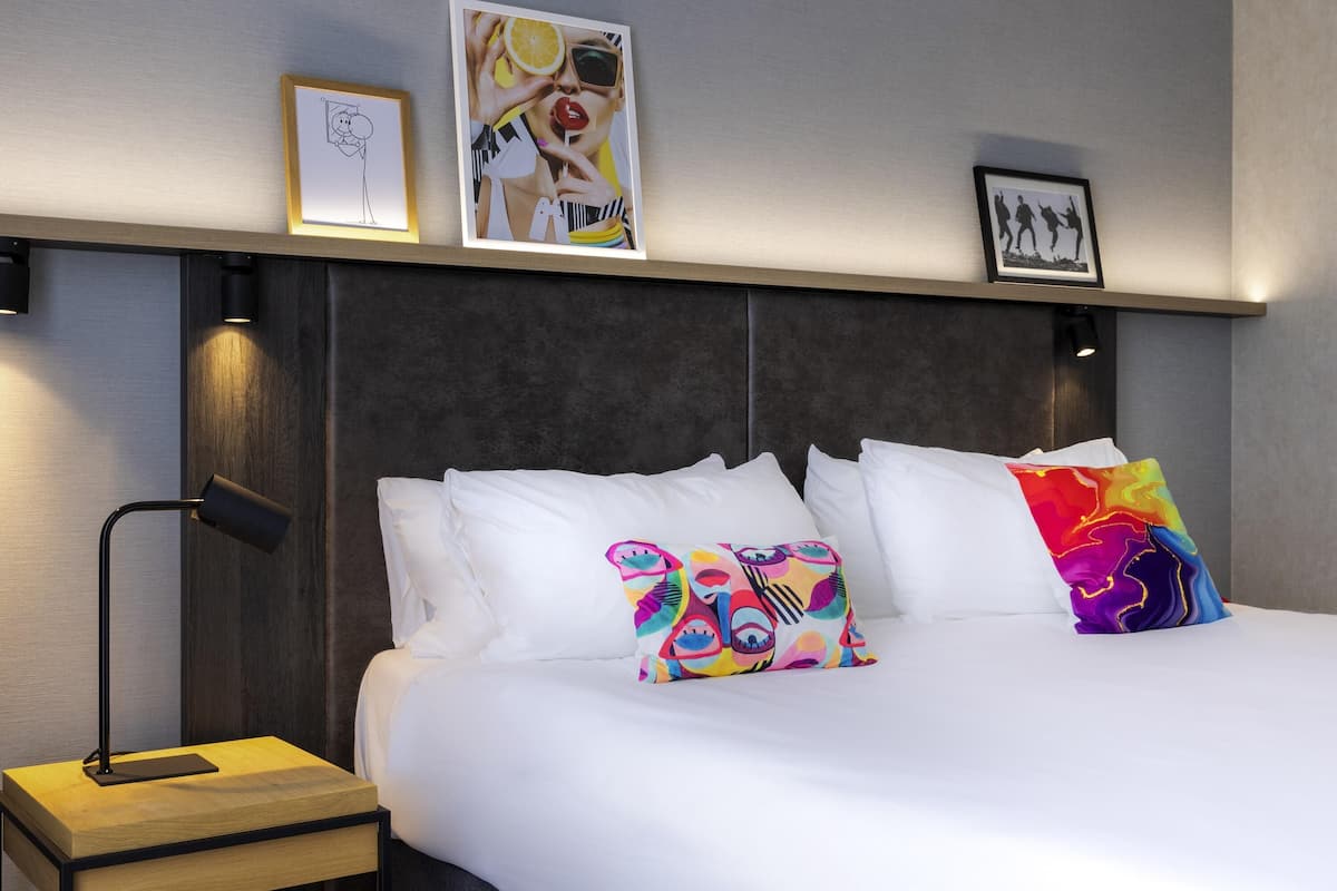 Deluxe kamer, 1 tweepersoonsbed, balkon | Een kluis op de kamer, een bureau, een strijkplank/strijkijzer