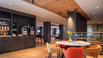 Café da manhã com buffet todos os dias (EUR 18.50 por pessoa)