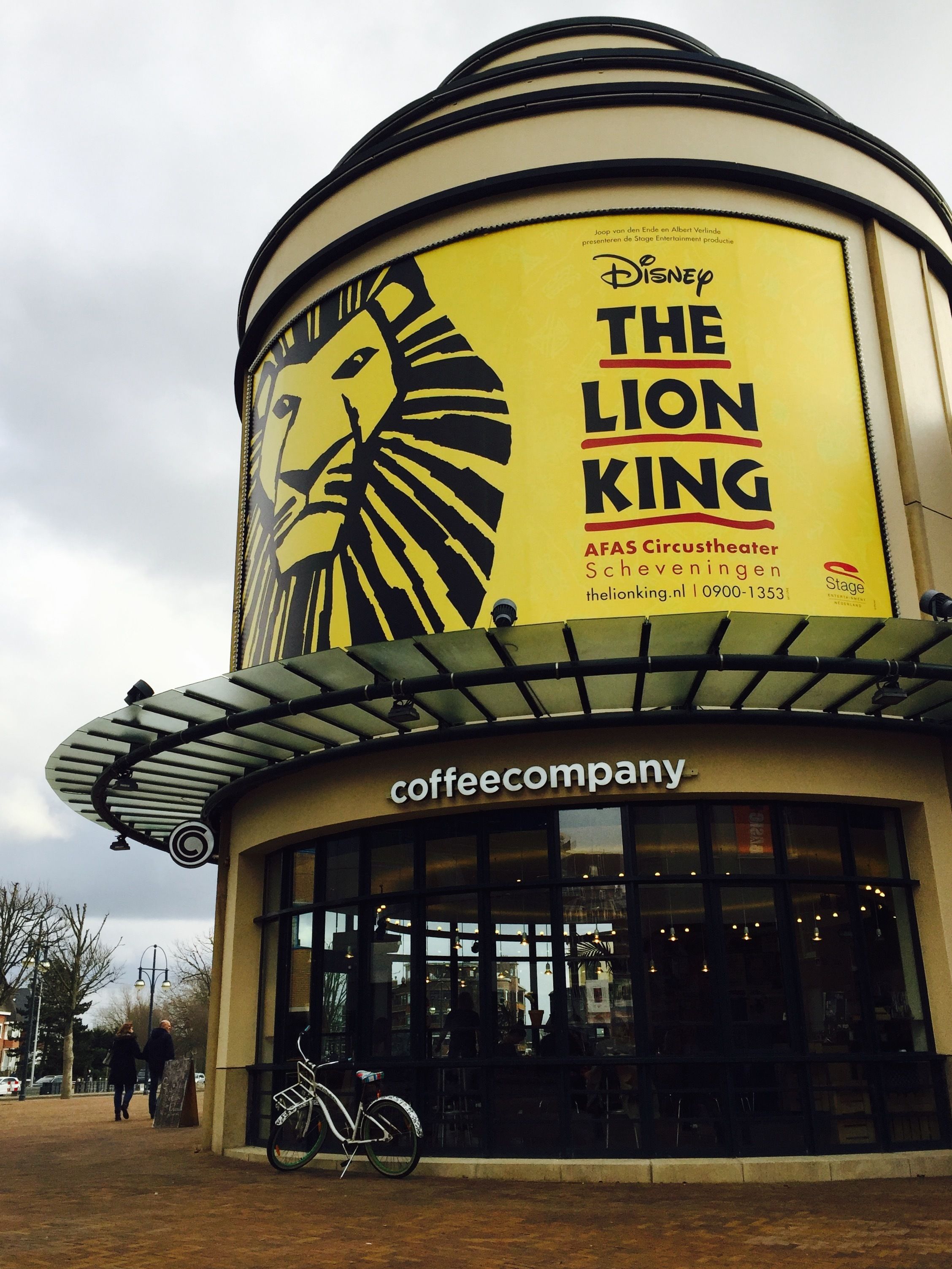 Un bâtiment sur lequel est affichée une grande affiche publicitaire pour le spectacle « Le Roi Lion », présenté au théâtre AFAS Circustheater.